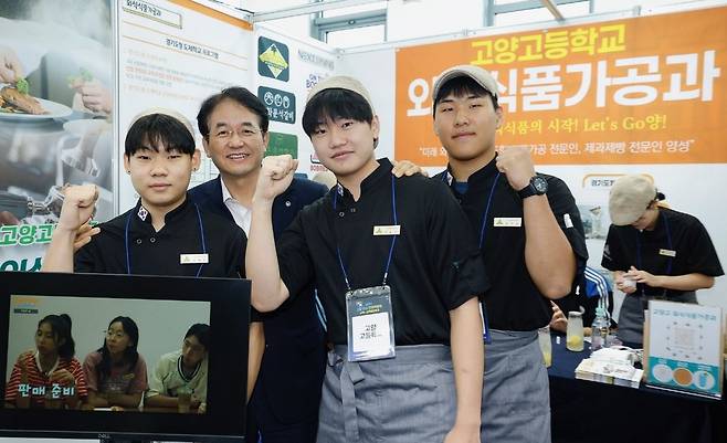 '2025 고양 미래 진로박람회'의 한 부스에서 이동환 고양시장이 참가 학생들과 기념 촬영을 하고 있다. [사진=고양시]