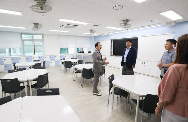 도성훈 인천시교육감이 신검단초등학교를 둘러보고 있다. [사진=인천시교육청]
