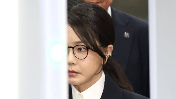 &nbsp;윤석열 전 대통령 부인&nbsp;김건희&nbsp;여사가 12일 구속 전 피의자 심문(영장실질심사)을 마친 뒤 서울 서초구 서울중앙지법을 나서고 있다. 사진공동취재단