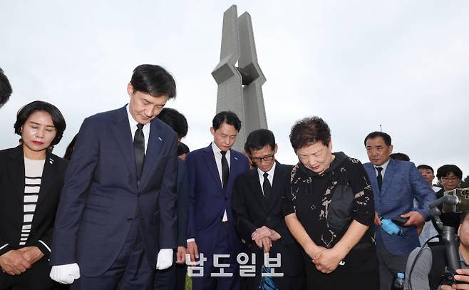 5·18민주묘지 찾은 조국조국혁신당 조국 혁신정책연구원장이 26일 광주 북구 국립5·18민주묘지를 찾아 오월 영령에 참배하고 있다. /임문철 기자 35mm@namdonews.com