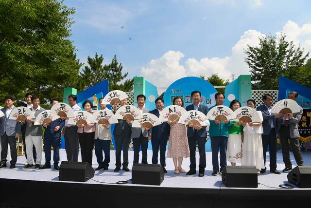지난해 열린 나라꽃 무궁화축제에서 유희태 완주군수와 군의회 의원들이 기념 촬영을 하고 있다. 완주군