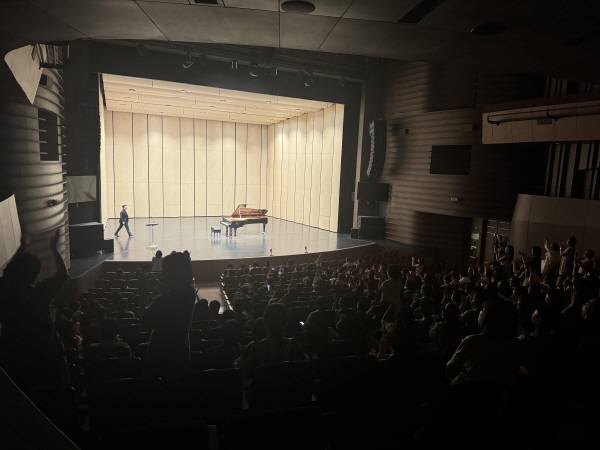 지난 26일 열린 제18회 김해국제음악제 '건반 위에 라벨'에서 에이번 유가 라벨의 음악 전곡을 3시간 동안 연주했다. 연주 후 관객들이 '브라보'와 박수로 환호하고 있다.