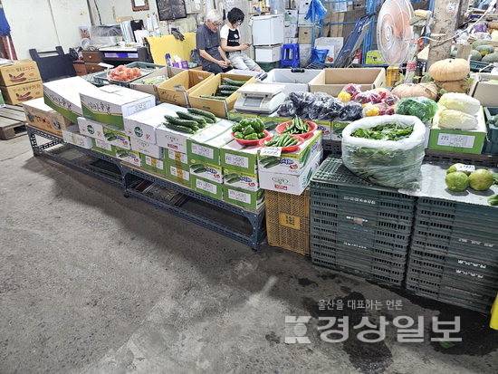 ▲ 폭염, 폭우가 반복되며 쌀, 토마토 등 가격이 급등하자 소비자들의 지갑 부담이 커지고 있다. 사진은 울산 남구 울산농수산물도매시장 모습.