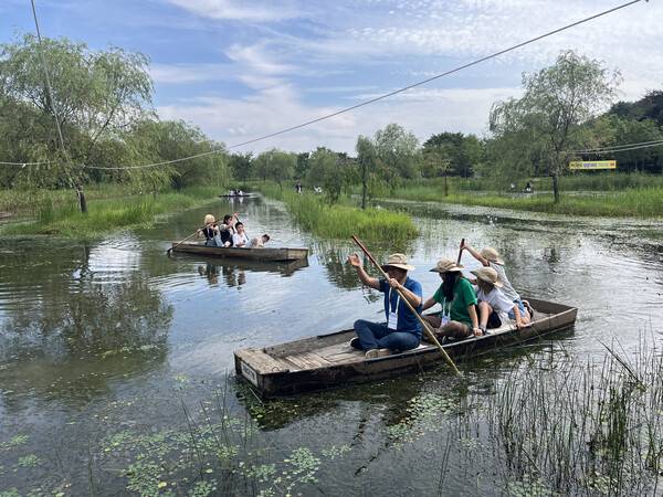 ㈔창녕우포늪생태관광협회 생태체험 프로그램 참가자들이 우포생태체험장에서 쪽배를 타고 있다. /창녕우포늪생태관광협회
