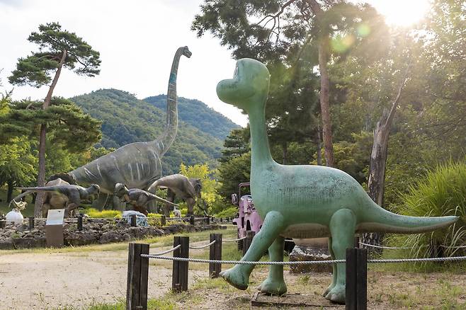 라키오사우루스와 함께 전시된 초록색 공룡 모형. 아이들은 이를‘둘리와 닮았다’며 반가워한다. /칠곡군 제공