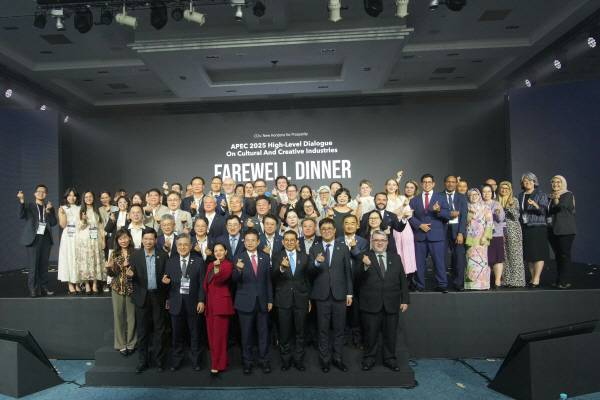 27일 오후 경주 라한호텔 컨벤션홀에서 열린 '2025 APEC 문화산업고위급대화' 환송만찬에서 각국 대표단이 기념촬영을 하고 있다. 경주시