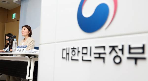 행정안전부 김정선 지방세제국장 직무대리(오른쪽)가 지난 27일 정부세종청사 중앙동 브리핑룸에서 열린 제11회 정책설명회에서 2025년 지방세제 개편안에 관해 설명하고 있다.연합