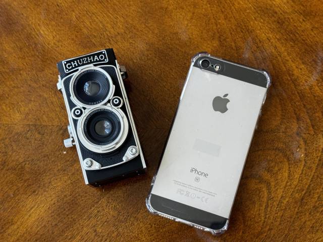 빈티지 디지털 카메라 ‘클라시M1’과 젊은 층 사이에서 ‘올드 아이폰’이라 불리는 구형 스마트폰 ‘아이폰SE’