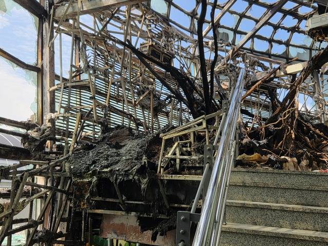 경주버드파크 화재로 타고 그을린 내부 현장. 천정의 유리도 파손된 모습이다.