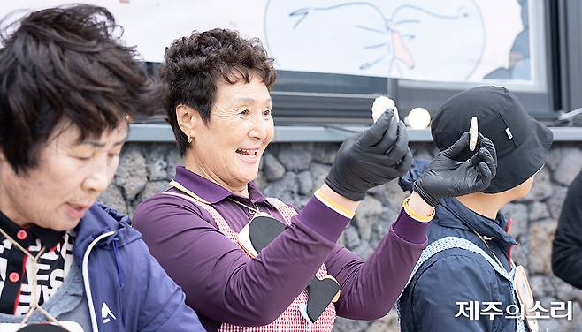 제주시 구좌읍 세화리 해녀들이 선보이는 '해녀와 바탕식탁' [사진제공-제주관광공사]