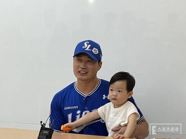 자녀와 함께 인터뷰실을 찾은 오승환(사진=스포츠춘추 배지헌 기자)