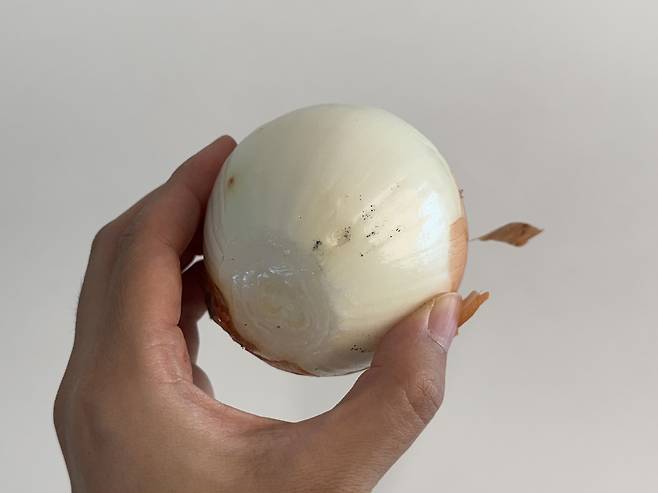 검은 가루가 묻은 깐 양파