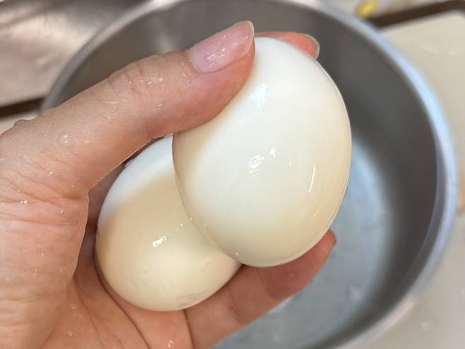 계란 2개를 들고 있는 손