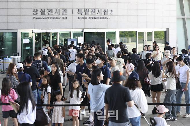 지난 10일 오전 서울 용산구 국립중앙박물관 전시실 앞 광장이 입장을 대기하는 시민들로 북적이고 있다. (사진=이영훈 기자)