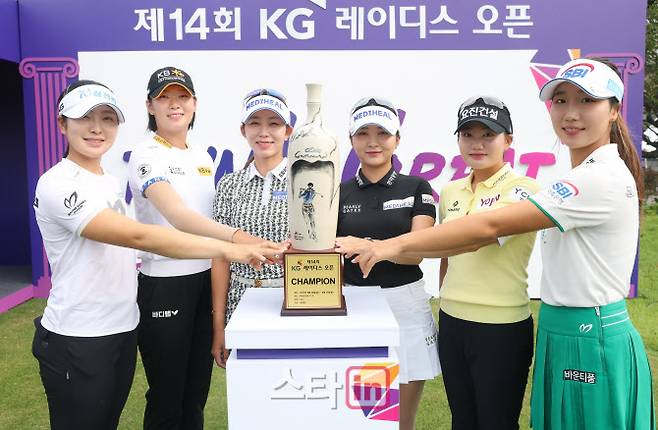 (왼쪽부터)유현조, 방신실, 배소현, 이예원, 노승희, 이동은이 28일 경기도 용인시 처인구 써닝포인트CC에서 열린 ‘제14회 KG 레이디스 오픈’ 공식 포토콜에서 포즈를 취하고 있다. 사진=이영훈 기자