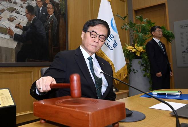 [사진공동취재단] 이창용 한국은행 총재가 28일 오전 서울 중구 한국은행에서 열린 금융통화위원회에서 의사봉을 두드리고 있다.