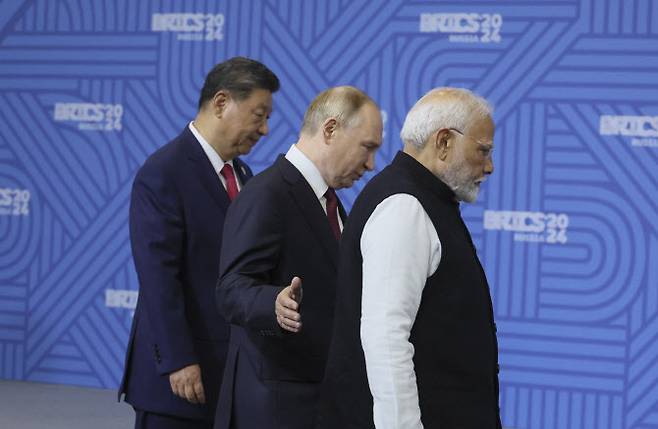 2024년 10월 23일, 러시아 카잔에서 열린 브릭스(BRICS) 정상회의에 참석한 시진핑 중국 국가주석, 블라디미르 푸틴 러시아 대통령, 나렌드라 모디 인도 총리가 기념 촬영을 하러가고 있다. (사진=AFP)