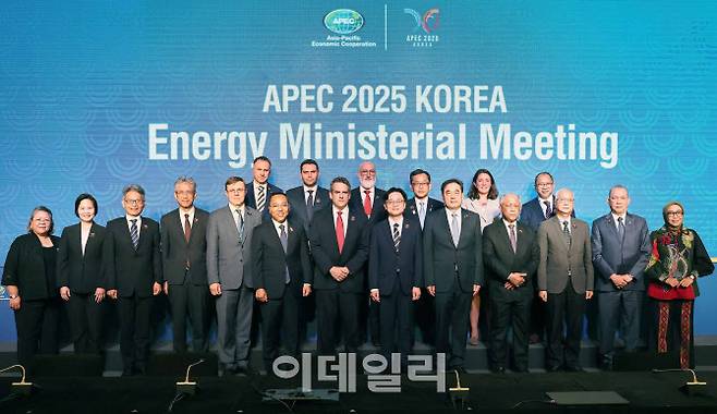 김정관 산업통상자원부 장관(앞줄 오른쪽 여섯번째)이 28일 부산 해운대구 파라다이스호텔에서 열린 APEC 에너지장관회의에 참석해 참석자들과 기념촬영 하고 있다. (사진=산업부)