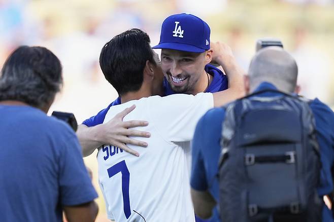 블레이크 스넬과 포옹하는 손흥민