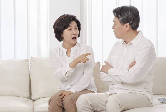 남성 갱년기가 의심된다면 아내의 이해가 중요하다. 짜증이나 성 기능 감퇴 등이 남성호르몬 감소로 인한 증상인데, 자칫 오해하면 부부 사이에 불화가 싹틀 수 있다. [사진=클립아트코리아]