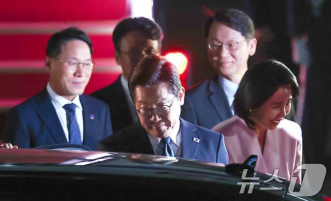 '3박 6일' 일본·미국 순방 일정을 마친 이재명 대통령과 김혜경 여사가 28일 새벽 경기도 성남 서울공항을 통해 귀국하고 있다. 2025.8.28/뉴스1 ⓒ News1 김성진 기자