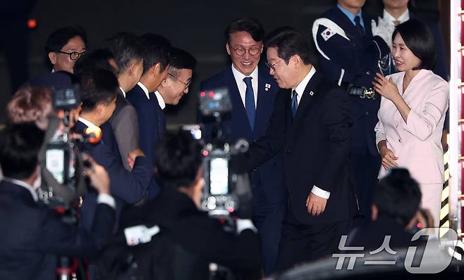 '3박 6일' 일본·미국 순방 일정을 마친 이재명 대통령과 김혜경 여사가 28일 새벽 경기도 성남 서울공항을 통해 귀국해 윤호중 행정안전부 장관과 인사하고 있다. 2025.8.28/뉴스1 ⓒ News1 김성진 기자
