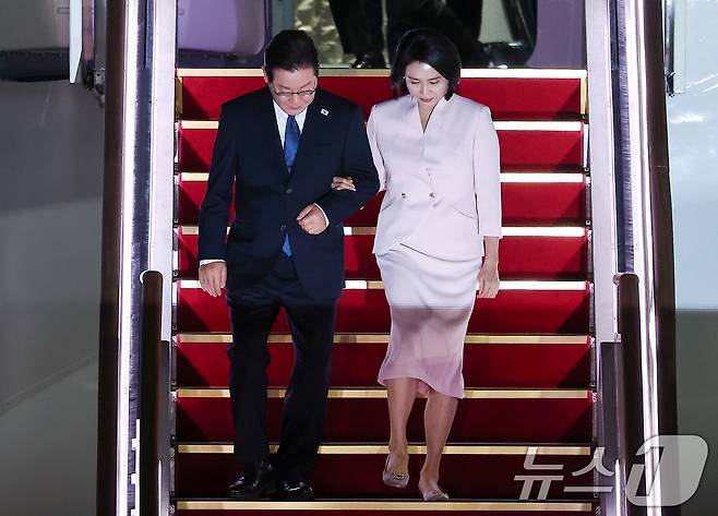 '3박 6일' 일본·미국 순방 일정을 마친 이재명 대통령과 김혜경 여사가 28일 새벽 경기도 성남 서울공항을 통해 귀국하고 있다. 2025.8.28/뉴스1 ⓒ News1 김성진 기자