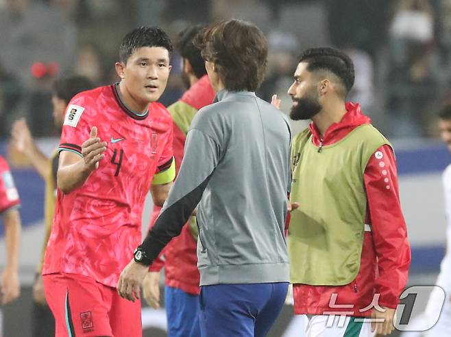 축구대표팀 홍명보 감독과 김민재. /뉴스1 ⓒ News1 김영운 기자