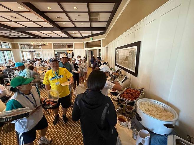 미국 매사추세츠주 노턴엣 열린 LPGA 투어 현장에서 BBQ 치킨을 먹기 위해 LPGA 선수들과 캐디, 관계자들이 줄을 서있는 모습.(BBQ 제공)