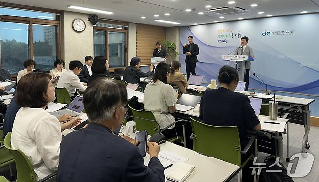 28일 오전 김광수 제주교육감이 도교육청 기자실에서 교육활동 보호 정책 기자회견을 하고 있다.