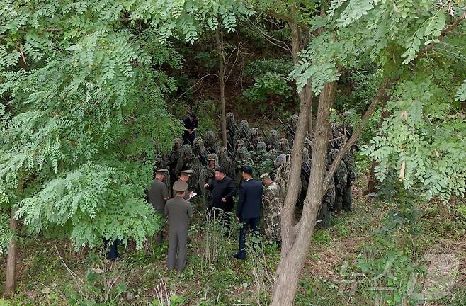 (평양 노동신문=뉴스1) =북한 노동당 기관지 노동신문은 28일 "경애하는 김정은동지께서 8월 27일 조선인민군 총참모부직속 특수작전 훈련기지를 방문하시고 저격수 구분대와 특수작전 구분대 훈련실태를 료해(파악)했다.＂고 보도했다. [국내에서만 사용가능. 재배포 금지. DB 금지. For Use Only in the Republic of Korea. Redistribution Prohibited] rodongphoto@news1.kr