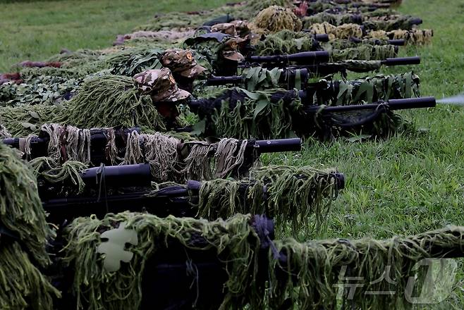 (평양 노동신문=뉴스1) = 북한 노동당 기관지 노동신문은 28일 "경애하는 김정은동지께서 8월 27일 조선인민군 총참모부직속 특수작전 훈련기지를 방문하시고 저격수 구분대와 특수작전 구분대 훈련실태를 료해(파악)했다"고 보도했다. [국내에서만 사용가능. 재배포 금지. DB 금지. For Use Only in the Republic of Korea. Redistribution Prohibited] rodongphoto@news1.kr