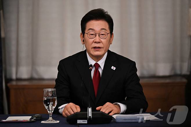 이재명 대통령이 25일(현지시간) 미국 워싱턴DC 윌라드 호텔에서 열린 한미 비즈니스 라운드 테이블에서 발언하고 있다. ⓒ 로이터=뉴스1 ⓒ News1 신웅수 기자