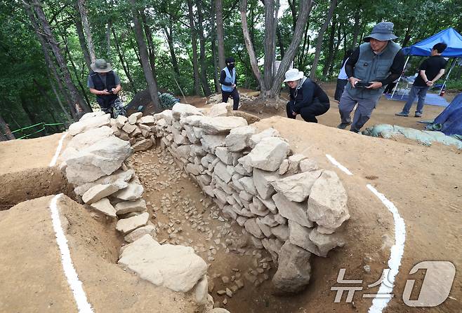 28일 경기 용인시 기흥구 보라산 백제고분군 긴급발굴조사 현장에서 시민들이 발굴 현장과 출토 유물을 살펴보고 있다. 2025.8.28/뉴스1 ⓒ News1 김영운 기자