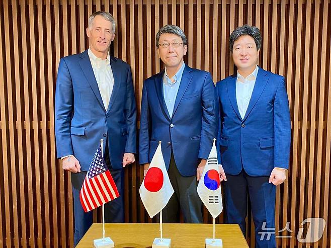 (왼쪽부터)조나단 프리츠 미국 국무부 동아태 수석부차관보, 오우코치 아키히로 일본 외무성 아시아대양주국 심의관, 이원우 외교부 북미국 심의관.(외교부 제공)