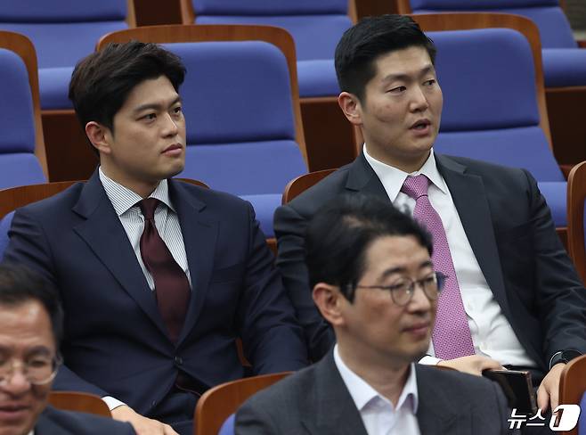 국민의힘 김재섭, 김용태 당선인이 22일 서울 여의도 국회에서 열린 제22대 국회의원 당선자총회에 참석하고 있다. 2024.4.22/뉴스1 ⓒ News1 ,송원영 기자