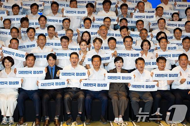 정청래 더불어민주당 대표, 김병기 원내대표를 비롯한 의원들이 28일 인천 중구 파라다이스시티 컨벤션센터에서 열린 2025 정기국회 더불어민주당 국회의원 워크숍에서 기념 촬영을 하고 있다. 2025.8.28/뉴스1 ⓒ News1 유승관 기자