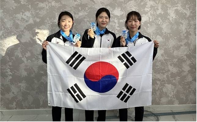 제16회 아시아사격선수권 50m 소총3자세 여자 일반부에서 동메달을 차지한 임하나-김제희-이은서. 사진 | 대한사격연맹