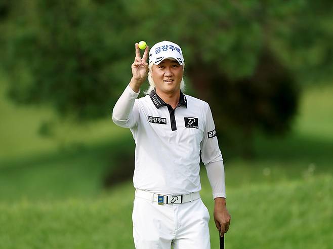 허인회가 28일 강남300CC에서 열린 KPGA투어 동아회원권그룹 오픈에서 밝은 표정으로 포즈를 취하고 있다. 사진 | KPGA