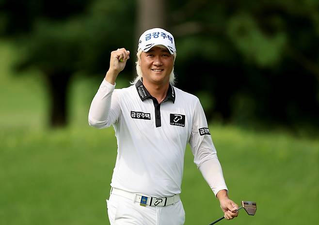 허인회가 28일 강남300CC에서 열린 KPGA투어 동아회원권그룹 오픈에서 밝은 표정으로 포즈를 취하고 있다. 사진 | KPGA