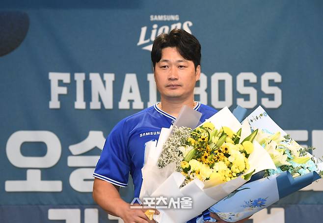 삼성 오승환이 7일 인천 연수구 오라카이송도호텔에서 진행된 은퇴 기자회견에서 취재진을 향해 포즈를 취하고 있다. 인천 | 박진업 기자 upandup@sportsseoul.com