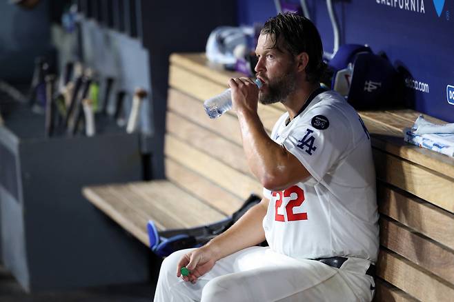 LA 다저스 클레이튼 커쇼가 27일(한국시각) 다저스타디움에서 열린 신시내티 레즈전에 선발등판해 4회 피칭을 마치고 들어와 물을 마시고 있다. Imagn Images연합뉴스
