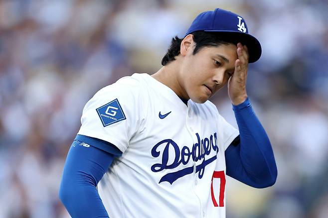 오타니가 1회 투구 도중 손으로 땀을 닦아내고 있다. AFP연합뉴스