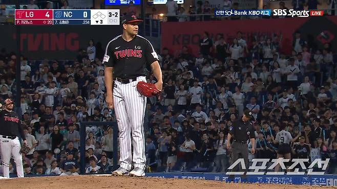 LG 치리노스가 주심에게서 지적을 받은 뒤 오른손으로 공을 잡은 채 사인을 받고 세트 포지션으로 들어가는 투구폼으로 바꿔서 던졌다. SBS스포츠 중계화면 캡쳐