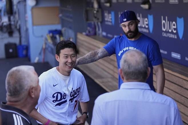 Los Angeles FC soccer player Son Heung-min talks with Los Angeles Dodgers pitcher Tanner Scott, above right, and other team members in the dugout before the Dodgers host the Cincinnati Reds in a baseball game Wednesday, Aug. 27, 2025, in Los Angeles. (AP Photo/Mark J. Terrill)







<저작권자(c) 연합뉴스, 무단 전재-재배포, AI 학습 및 활용 금지>