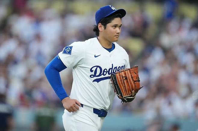 LA 다저스 오타니 쇼헤이가 28일(한국시각) 다저스타디움에서 열린 신시내티 레즈전에 선발등판해 5회 투구를 마치고 더그아웃으로 달려가고 있다. Imagn Images연합뉴스