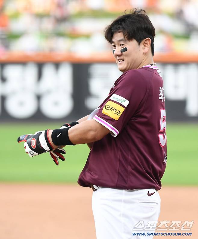 22일 대전 한화생명볼파크에서 열린 키움-한화전. 6회초 2사 1루 최주환이 폰세를 상대로 안타를 쳤다. 폰세가 마운드를 내려와 최주환과 대화를 나누고 있다. 대전=정재근 기자 cjg@sportschosun.com/2025.6.22/