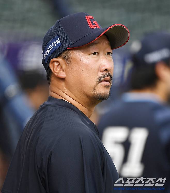 28일 부산 사직구장에서 열리는 KT-롯데전을 앞두고 이병규 코치가 1군 타격코치로 올라와 선수들을 지도하고 있다. 부산=정재근 기자 cjg@sportschosun.com/2025.8.28/