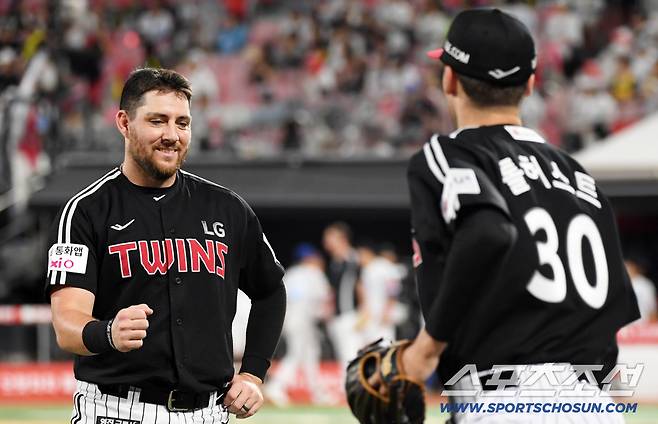 12일 수원KT위즈파크에서 열린 KBO리그 KT 위즈와 LG 트윈스의 경기. LG 오스틴과 톨허스트가 하이파이브를 하고 있다. 수원=박재만 기자 pjm@sportschosun.com/2025.08.12/