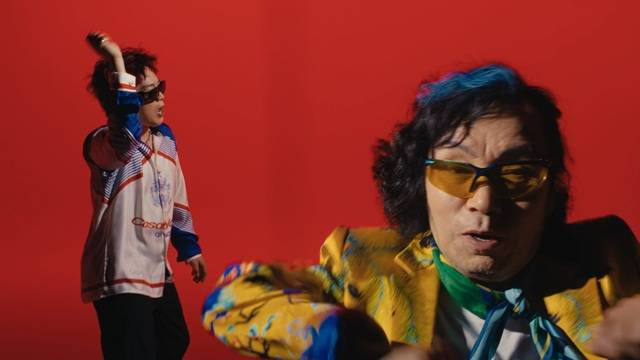 래퍼 머쉬베놈의 정규 앨범 '얼'의 타이틀곡 '돌림판'은 신빠람 이박사가 피처링으로 참여해 화제를 모았다. 신빠람 이박사는 '돌림판'에서 벌스 하나를 온전히 맡아 속사포랩을 완벽하게 소화했다./'돌림판' 유튜브 캡처